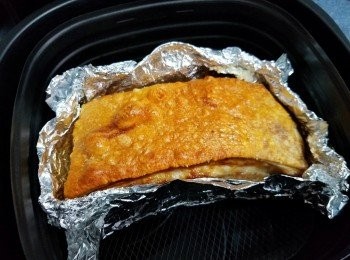 step3: 200度氣炸20分鐘，拎出
倒走錫紙兜內的肉汁，再擺入氣炸10分鐘