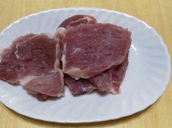 step1: 豬扒洗乾淨後，吸乾水。