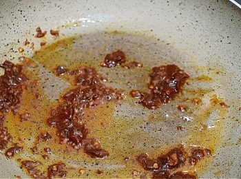 step3: 大火熱鍋, 落油, 油燒熱後加入豆瓣醬炒出紅油