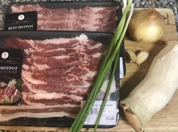 step1: 日式燒肉利用帶油的肥牛或五花肉片或雞腿肉都很好吃喔～