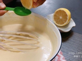 step4: 加入雲呢嗱油和檸檬汁。