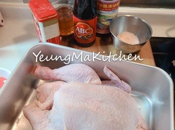step1: 雞預先一日從冰櫃放入雪櫃解凍，解凍後拔除雜毛和切走尾端屁股並洗淨，徹底抺乾水分。