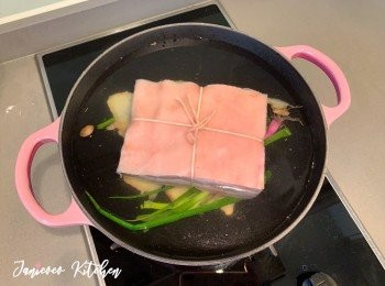 step1: 將五花腩切成理想的大小，再用綿繩綁緊。冷水冷鍋加薑、蔥和五花腩，開火並煮出血水，水滾後關火，取出五花腩，用冷水沖乾淨並抹乾豬肉和綿繩的水份。檢查豬皮，如有毛毛要用鉗拔掉。豬肉處理好後待用。