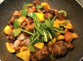 step13: 加入蔥綠拌炒均勻即可起鍋。