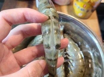 step1: 急凍虎蝦解凍沖洗乾淨，剪去腳，觸鬚及頭部尖刺，蝦背剪開（可讓鹹蛋醬汁更入味），挑出蝦腸並洗淨，之後完全抺乾水分。