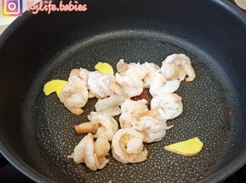 step4: 中火下油起鑊煎蝦仁，每邊煎1分鐘拿起備用