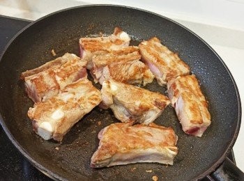step3: 洋蔥切條狀，中火下油起鑊每邊煎金沙骨兩分鐘
