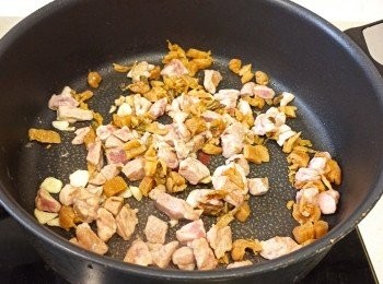 step5: 中火落油炒瘦肉1分鐘，落梅菜炒炒