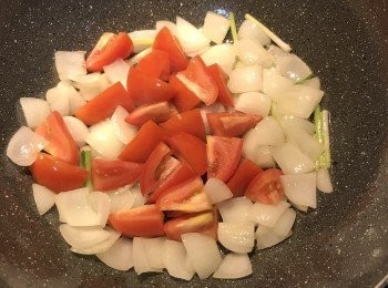 step9: 放入蕃茄略微拌炒；