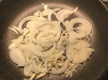 step6: 原鍋放少許橄欖油，下洋蔥絲、蒜片炒出香味；