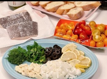 step2: 先切好<span class="group_1">食材</span>備用

魚柳洗淨，用廚房紙印乾水份後，灑上適量的鹽，靜置15分鐘，魚柳遇鹽會出水，再用廚房紙印乾