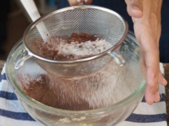 step4: 把低筋麵粉，可可粉過篩