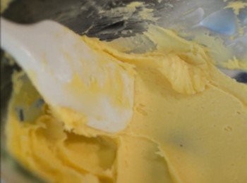 step2: 然後加入糖粉，杏仁粉。用刮刀把材料混合均勻。