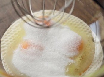 step2: 加入砂糖。然後用手動打蛋器打發。攪拌均勻。