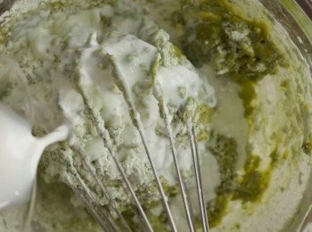 step4: 慢慢加入牛奶。攪拌均勻。