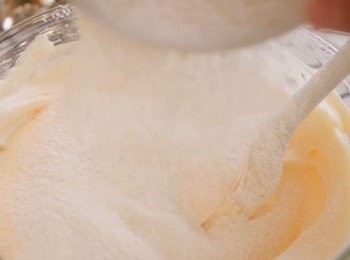 step6: 然後加入過篩的低筋麵粉。
輕輕拌入混合。

*千萬不要過度用力，這樣會使蛋糕變得不鬆軟。