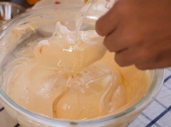 step7: 最後加入牛奶和植物油。
同樣慢慢混合均勻。