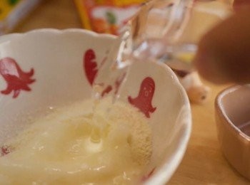 step7: 準備液體混合物。
1湯匙脫脂奶粉 +3湯匙的水混合攪拌至溶化。