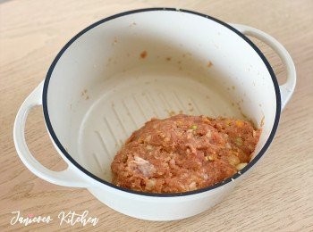 step7: 將已調味的豬柳碎倒出，並加入一湯匙牛奶/ 水，再用手將豬肉碎拌勻並揉和至一點起膠狀態。