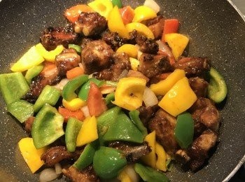 step12: 倒入<span class="group_3">酸甜醬</span>煮滾炒勻，試味道做微調；