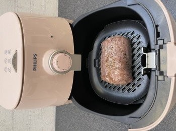 step1: 將<span class="group_2">調味料</span>鹽和黑椒灑在牛柳表面搽勻，再加入少許油搽勻，用保鮮紙捲實放入雪櫃冷藏15分鐘。空氣炸鍋選用配件煎烤盤，牛柳放入煎烤盤上，溫度設180度，時間8分鐘