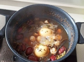 step2: 中火煲滾半煲水後倒入桑寄生同紅棗煲30分鐘就搞掂！