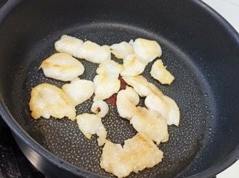 step3: 龍脷柳切件後加少許鹽及粟粉待煎
中火下油起鑊兩邊煎龍脷柳3分鐘後拿起