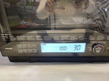 step3: 選用HYBRID 功能預熱水波爐，（此功能加入高溫蒸氣一齊焗，焗出黎外香內多汁😋）預熱爐溫設100度， 烤焗盤放上烤架斧頭扒，時間設30分鐘。