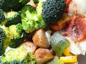 step7: 預備配菜 : 小型薯仔洗淨一開四。三色椒洗淨切大塊。洋蔥切塊。西蘭花洗淨切件。蒜粒。甘筍洗淨切塊。加入調味料拌勻。