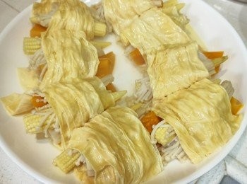 step5: 中大火水滾計蒸15分鐘，再倒出碟上多餘水份