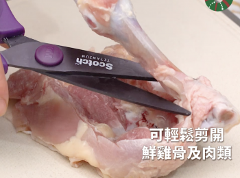 step1: 雞脾洗淨用廚剪切去多餘脂肪及雞脾骨，剪成雞塊形狀抹乾後加入<span class="group_2">醃料</span>醃30分鐘