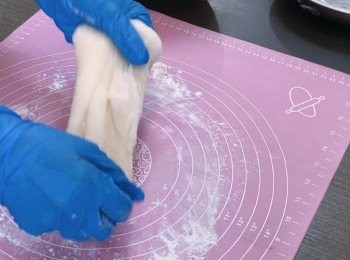 step7: 把糯米粉團撲上小許手粉，然後搓成團狀，平均分成6等份備用。