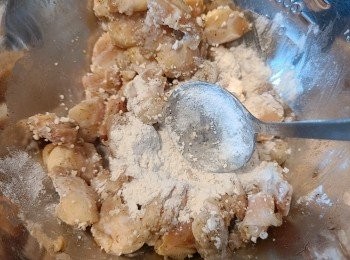step2: 醃好後加入3湯匙蕃薯粉（可令雞軟骨炸起來口感更酥），拌勻備用。