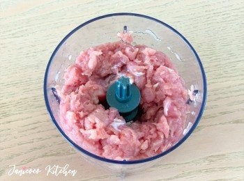 step4: 將豬柳切成小塊，並用攪拌機切碎一點。