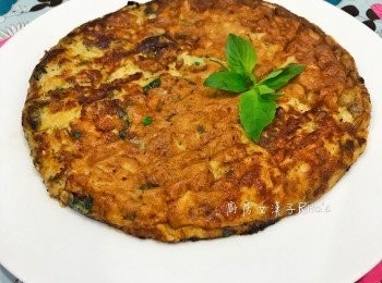 step9: 取盤子將蛋滑到盤中，擺上九層塔，鮮蚵烘蛋完成。