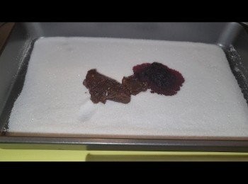 step4: 用一大盤，放150克糖，加入<span class="group_1">生醬</span>和紅菜頭汁，用手伴匀