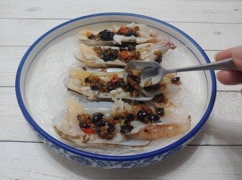 step4: 將適量汁料淋在象拔蚌及蚌底的粉絲上