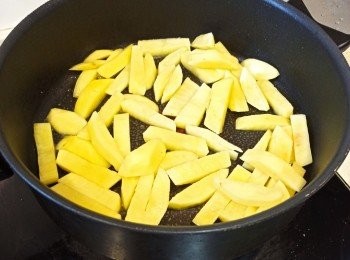 step4: 中火下油起鑊炒薯仔，關蓋煮4分鐘拿起