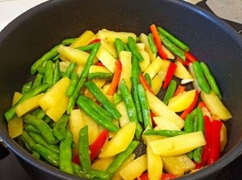 step6: 以少量豉油糖鹽及粟粉調味