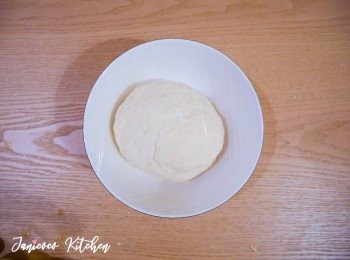 step3: 所有材料混合，簡單揉成柔軟的麵團。麵團成形及不沾手後，在表面撒上麵粉。食物盒/碗也撒上麵粉，並用蓋子/保鮮紙封好放入雪櫃（約1度）低溫發酵24小時。（放雪櫃大約在2-3天內吃用）