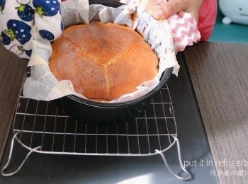 step8: 蛋糕出爐後，放在架上待涼，然後放入雪櫃冷藏1小時後即可食用。