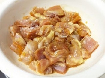 step3: 以少量油鹽糖粟粉豉油醃兩小時