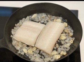 step4: 魚柳皮向下煎約3分鐘至焦香