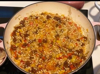 step8: 倒入蕃紅花白酒，拌炒令酒精揮發，加入煙燻紅椒粉和茄膏，放入步驟2的海鮮