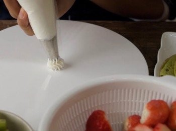 step11: 先擠一點點<span class="group_2">忌廉</span>在盤子上，作用是固定鬆餅。