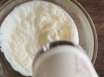 step9: 鮮<span class="group_2">忌廉</span>+煉奶+糖
用打蛋器高速打發。