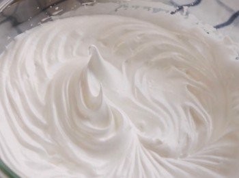 step3: 在裝蛋白碗中，用電動打蛋器打發蛋白。
然後把砂糖分開數次，慢慢加入至蛋白糊中。

*當然如果您沒有電動打蛋器，用手動也是可以的。但需要比較用力和時間會比較長。