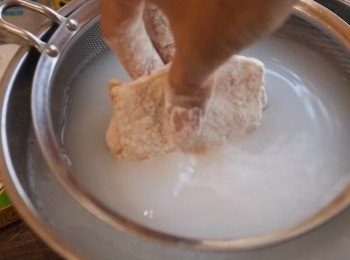 step10: 然後把雞肉放入脫脂牛奶混合物中　
泡一泡就可以了。