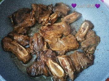 step3: 燒熱油鑊，把牛仔骨下鑊用大火每邊煎約1分鐘，盛起，用廚房紙吸走多餘油分，備用。