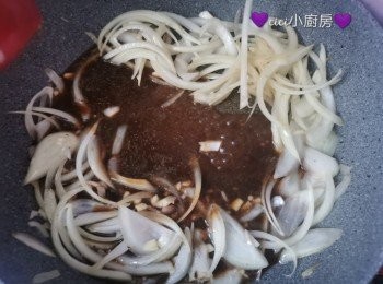 step4: 原鑊將洋蔥先爆香，再加入乾蔥、蒜容炒香後，加入黑椒汁料炒至滾起，倒入生粉水煮至收汁。